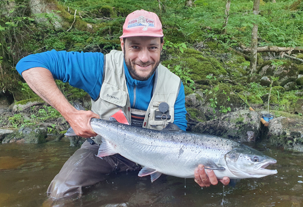 Christian Geitz med stor lax på 9,5 kilo